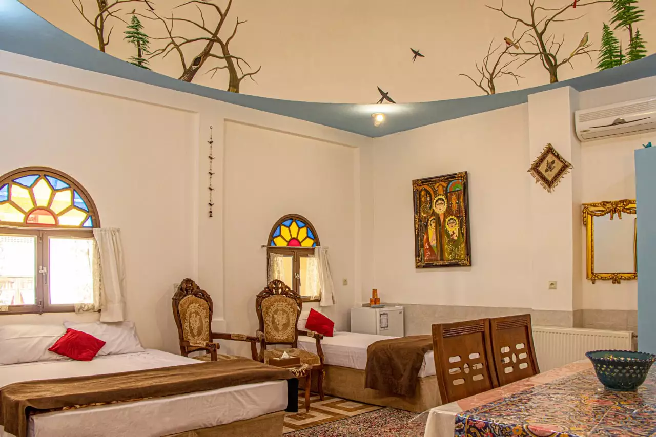 Alibaba https://cdn.alibaba.ir/ostorage/hotel-accommodation-images/699c277846ae9d8e6fb49fc8_سه تخته برلیان حیاط سوم.webp